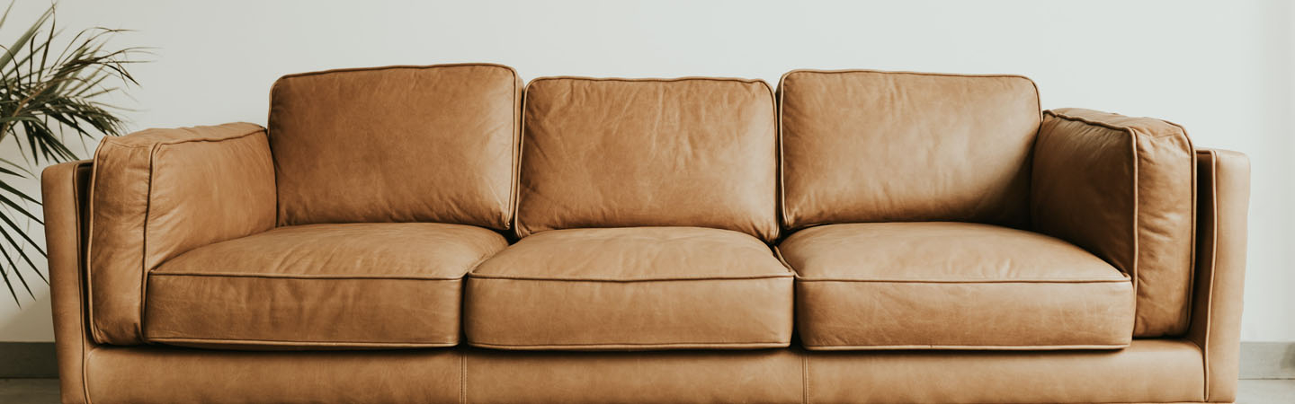 Comment éviter que le canapé en cuir ne colle ?